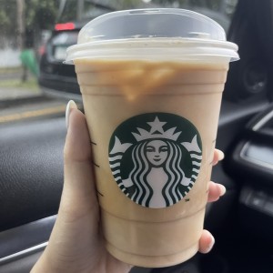 Ice latte con 2 pump vainilla sin azucar con leche de almendra 