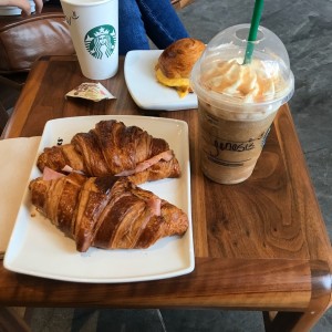 croissant y Cade Frappucino???