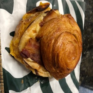 croissant de queso y bacon