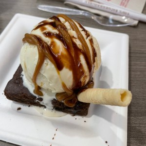 Brownie con helado 