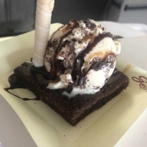 Brownie con helado