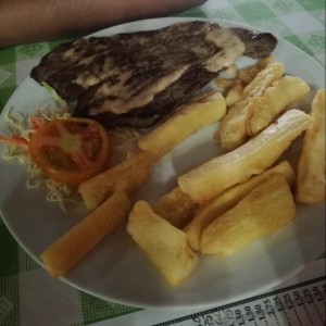 churrasco con yuca frita