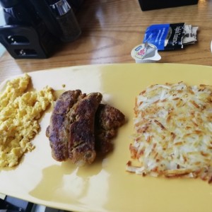 papas hash, salchichas ahumadas y huevos revueltos