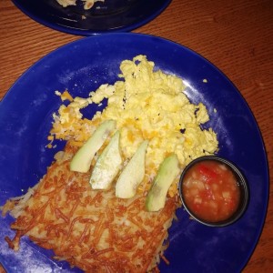 Southwest eggs con papas rayadas y aguacate