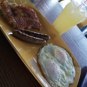 huevos, chorizos, papas rayadas