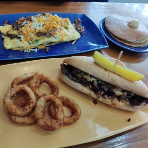 Philly Cheesee Steak Stacker y Colorado Omelette 