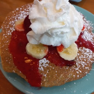 Delicioso pancakes de fresas y guineo