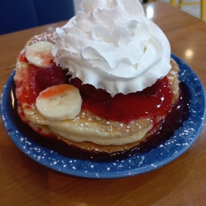 Pancake con guineo y fresas