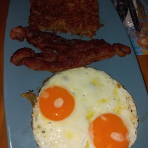 Huevos, beicon y papas