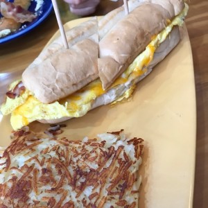 Emparedado de Huevo, Tocino y Queso con Papa Rallada