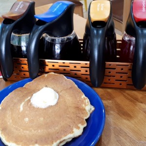 pancakes de buttermilk con 4 sabores de sirope para escoger