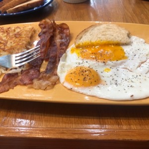 papas rayadas, tocino, huevos y pan tostado