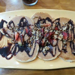 Pancake bits con frutas, nueces y sirope de chocolate. muy rico