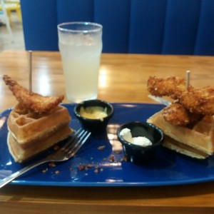 Chicken strips en Waffles con limonada. Buena opcion. Rico.