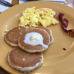 kids menu: pancakes con huevo y bacon