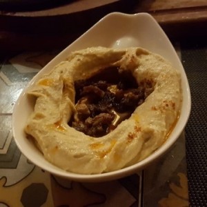 Humus con carne