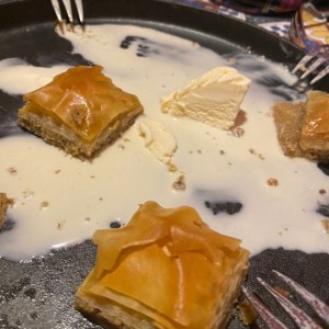 baklava con helado de vainilla