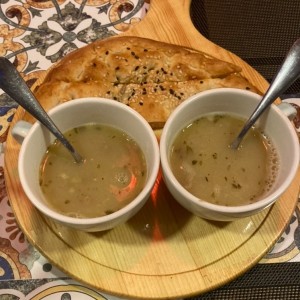 Pan de la casa con sopa de res