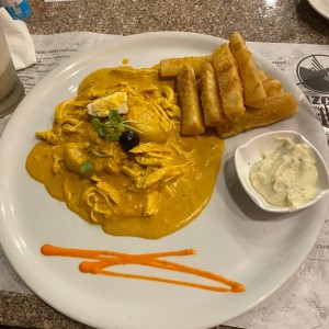 aji de gallina con yucas fritas 