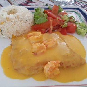 Corvina en salsa de camarones