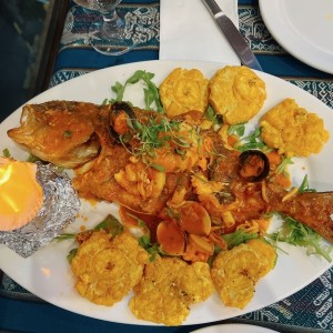 Pargo frito con mariscos 