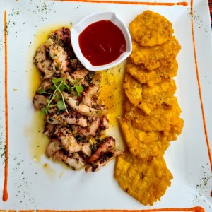 Pulpo al Ajillo con Patacones