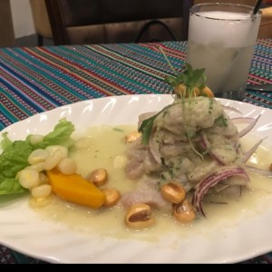 ceviche tradicional con Pizco sour.