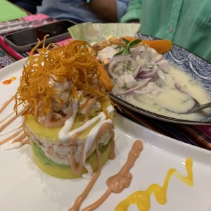 Causa con langostinos y ceviche de corvina tradicional