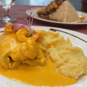 Corvina Rellena de Camarones