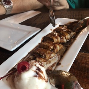 postre con dulce de leche y helado