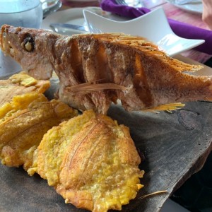 Pescado frito con patacones