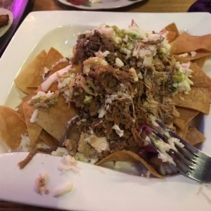 racion de nachos con falta de pico de gallo y poroto