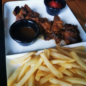 Costillas y papitas fritas