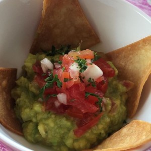 entrada guacamole con tortillas