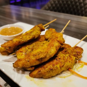 ENTRADAS - CHICKEN SATAY