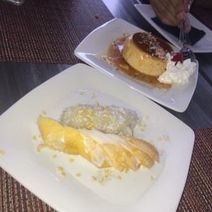 mango sticky rice y coconut flan