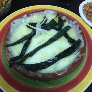 Queso fundido con chile poblano