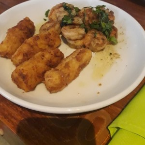 camarones al ajillo con yuca