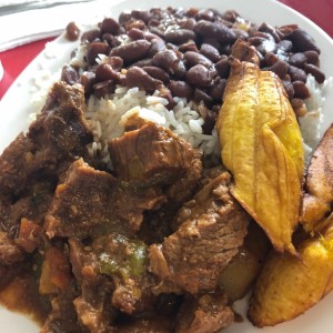 carne guisada con arroz blanco porotos y tajadas