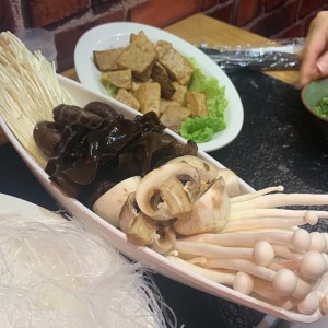 Fideos de arroz, mezcla de hongos y otoe frito.