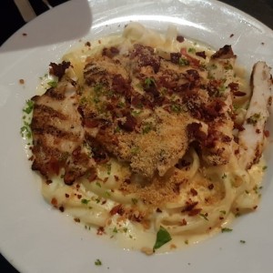 FETUCCINNI ALFREDO CON POLLO Y TOCINO