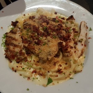 FETUCCINNI ALFREDO CON POLLO Y TOCINO