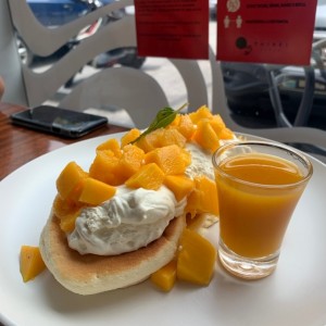 FLUFFY MANGO PANCAKES