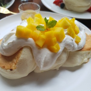 TAISEI FLUFFY YUZU PANCAKES CON MANGO