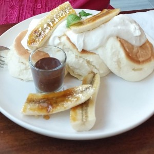 FLUFFY YUZU PANCAKES CON BANANA CARAMELIZADA Y CHOCOLATE