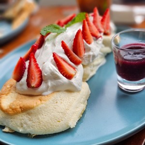 FLUFFY YUZU PANCAKES CON FRESAS