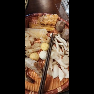 ingredientes del hotpot.. variedad de hongos, tofu frito