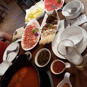 hot pot con rib eye, pato, mux de hongos, repollo chino, fideos etc