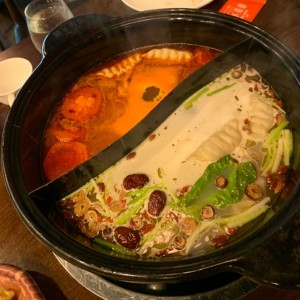 hot pot de caldos de tomate y hueso