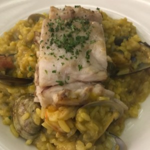 corvina sobre cama de arroz meloso